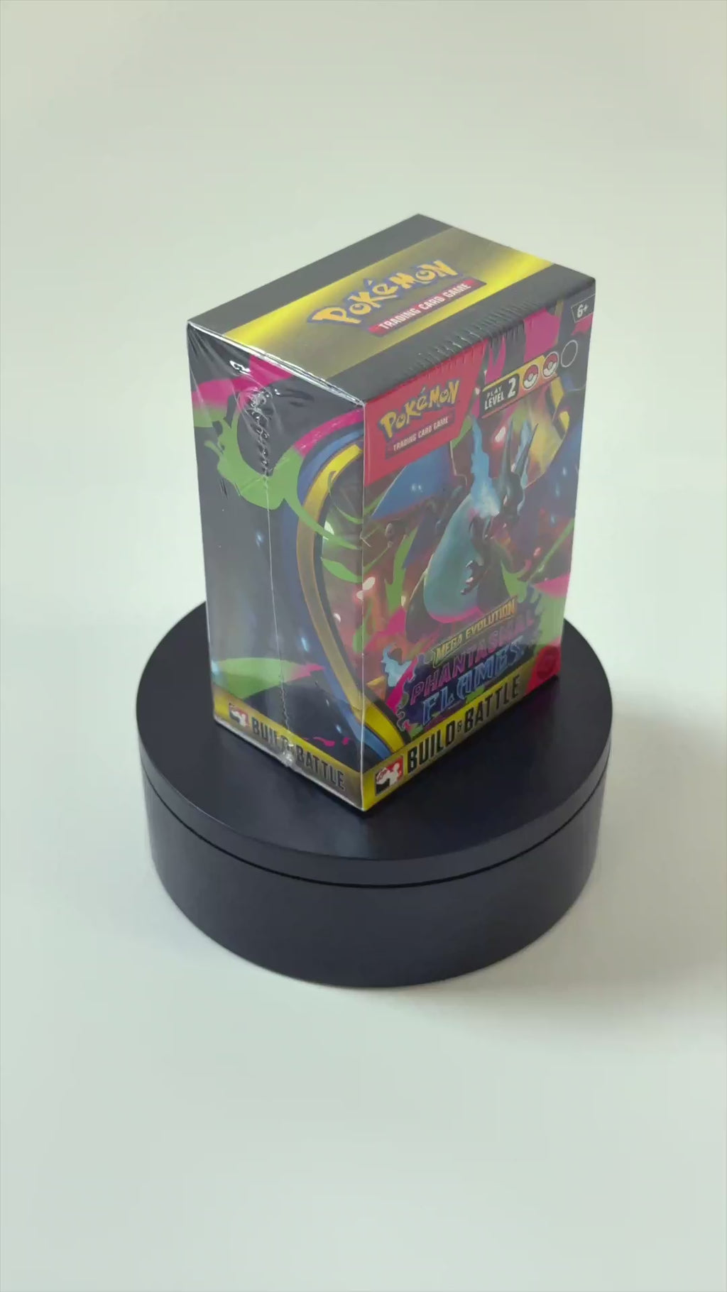 Video del Pokémon Phantasmal Flames Build & Battle Box (EN) mostrando el producto en plataforma giratoria 360 grados
