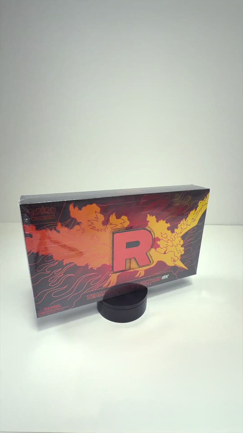 Video 360 Pokémon Team Rocket Moltres ex Ultra Premium Collection caja sellada rotación completa