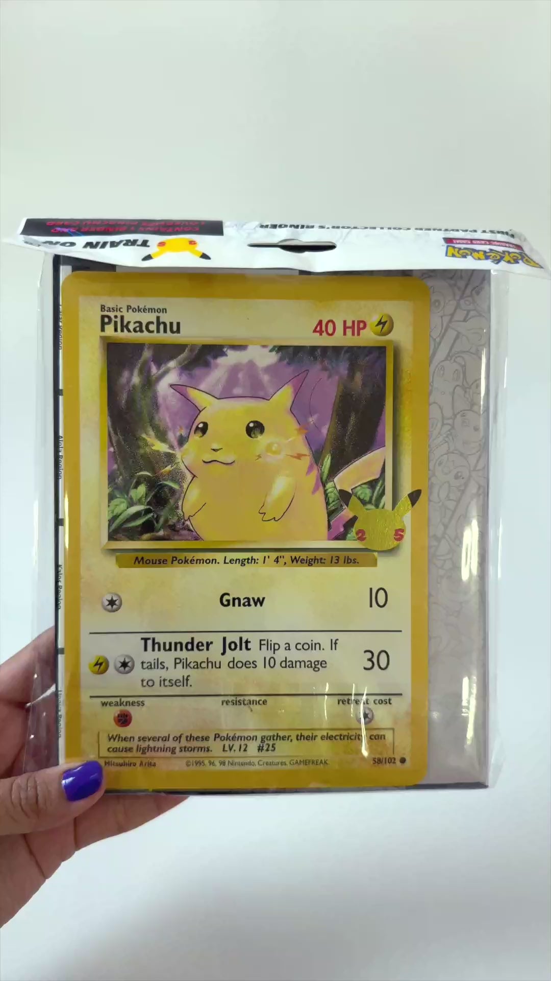 Video del Pokémon 25th Anniversary First Partner Binder sellado mostrando el producto desde todos sus ángulos con carta jumbo Pikachu incluida