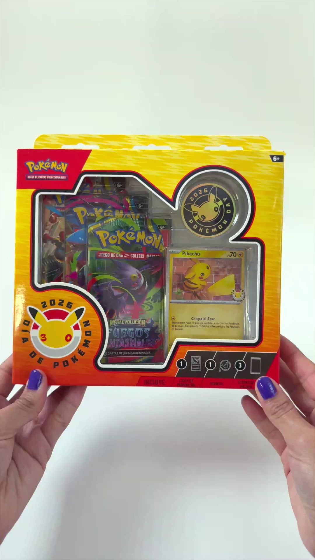 Video del Pokémon 30th Anniversary Pikachu Collection Box (ES) mostrando el producto desde diferentes ángulos en mano