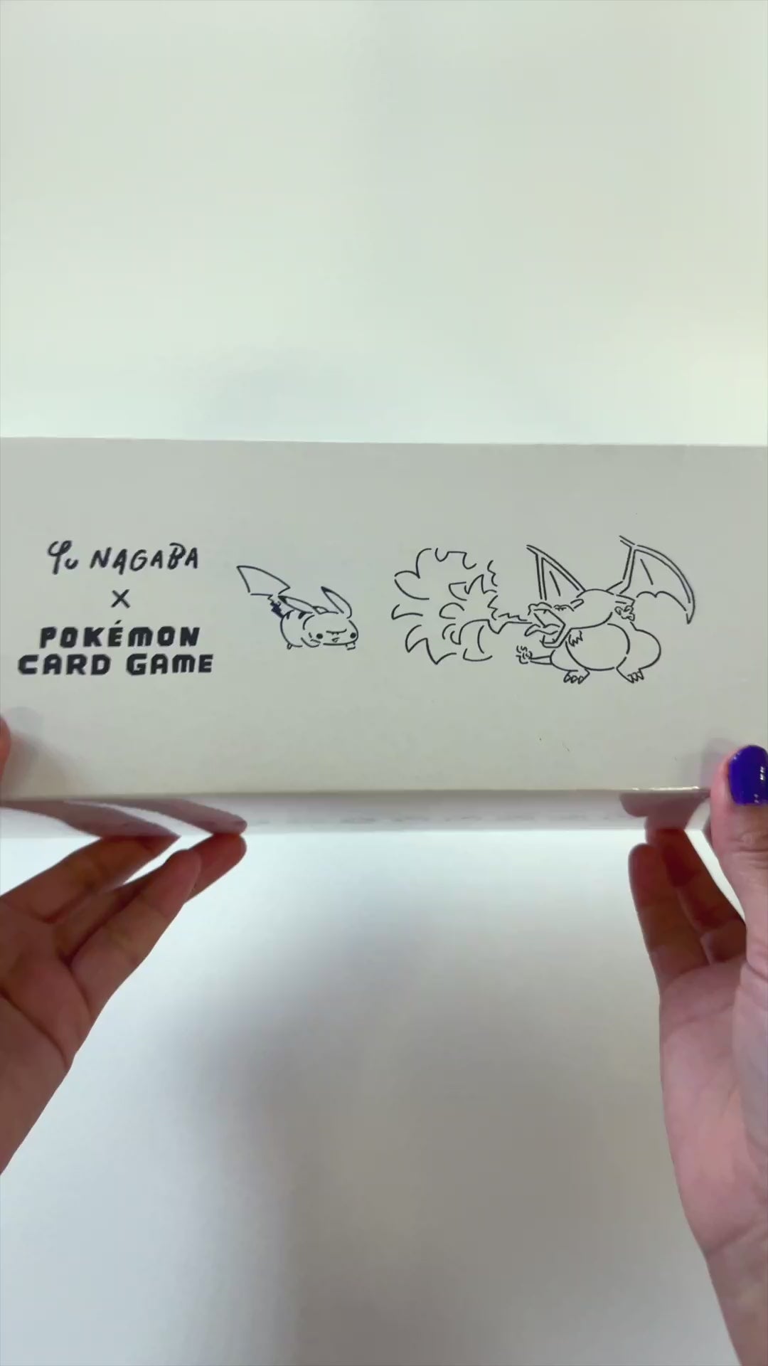 Video del YU NAGABA x Pokémon Card Game Special Box (JP) mostrando todos los detalles del producto desde todos sus ángulos