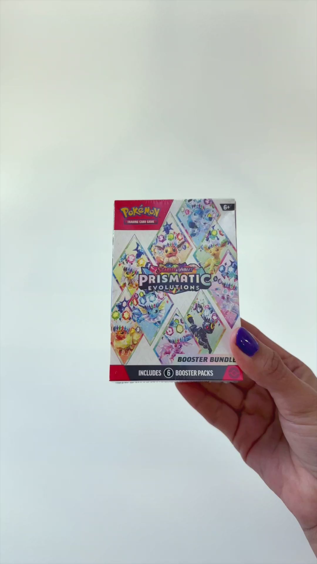 Video del Pokémon Prismatic Evolutions Booster Bundle (EN) mostrando el producto desde diferentes ángulos en mano