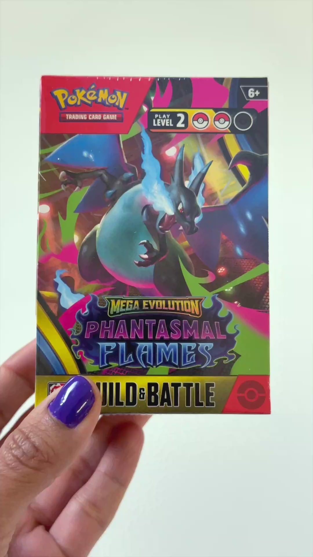 Video del Pokémon Phantasmal Flames Build & Battle Box (EN) mostrando el producto desde diferentes ángulos en mano